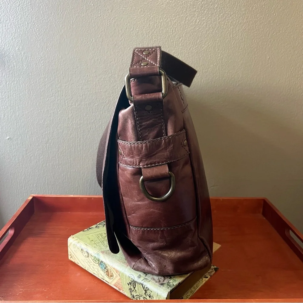 Fossil Distressed Brown Leather Messenger/Laptop Crossbody Bag Great Condition